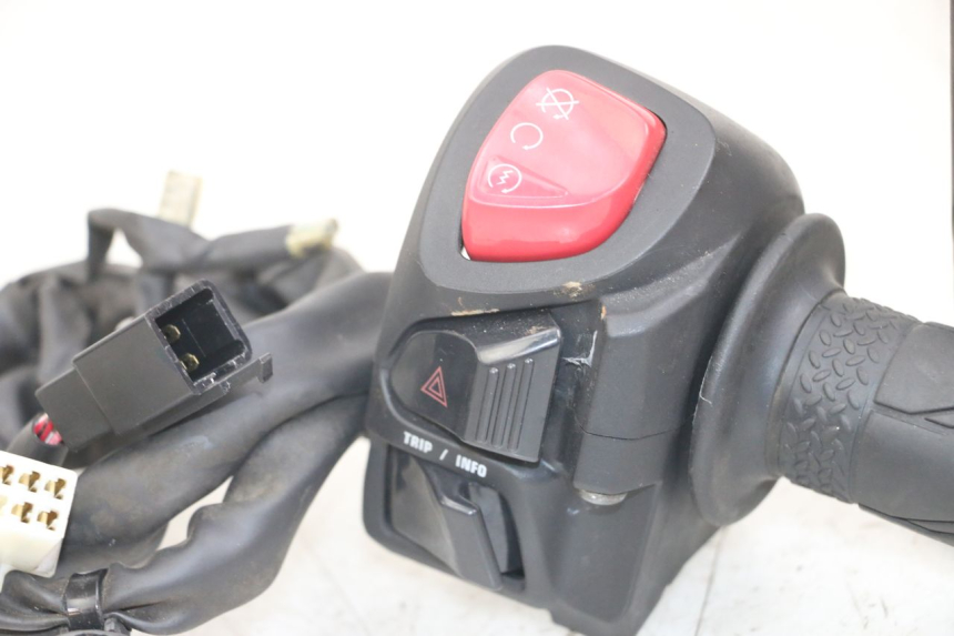 photo de PRZEŁĄCZNIK PRAWY YAMAHA XMAX X-MAX ABS 125 (2017 - 2020) - Punkty mocowania