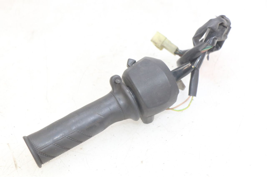 photo de PRZEŁĄCZNIK PRAWY YAMAHA X-MAX XMAX 125 (2010 - 2013) - Zbliżenie techniczne