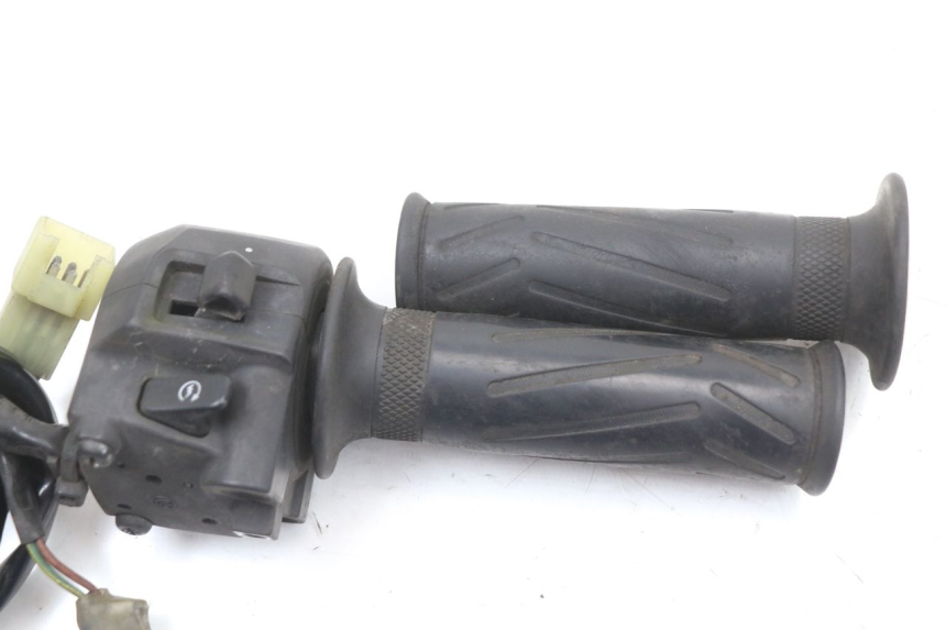 photo de PRZEŁĄCZNIK PRAWY YAMAHA X-MAX XMAX 125 (2010 - 2013) - Inny kąt widzenia