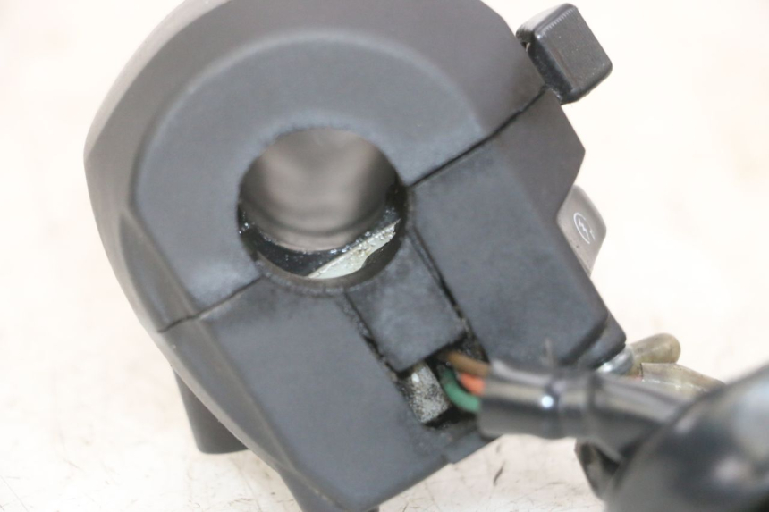 photo de PRZEŁĄCZNIK PRAWY YAMAHA X-MAX XMAX 125 (2010 - 2013) - Zoom stanu zużycia