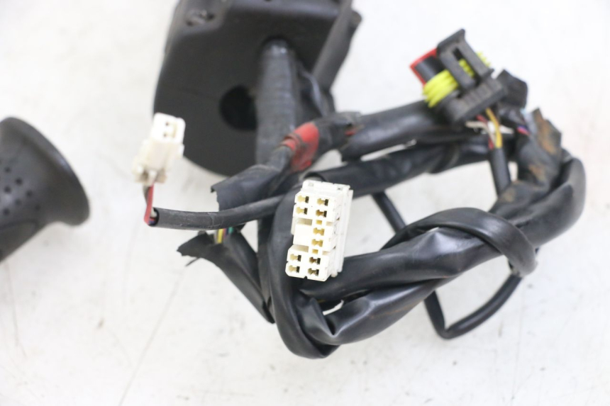 photo de PRZEŁĄCZNIK PRAWY PIAGGIO X10 125 (2012 - 2017) - Zoom stanu zużycia