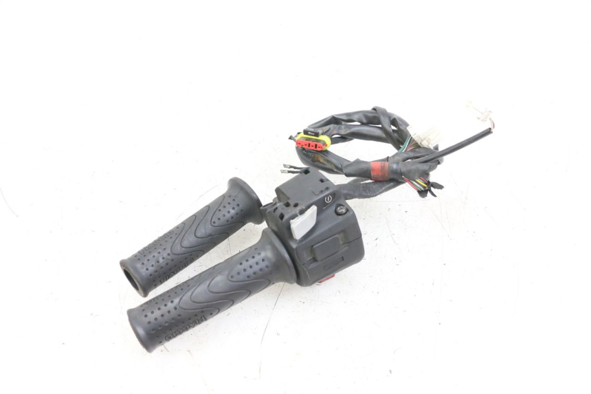 photo de PRZEŁĄCZNIK PRAWY PIAGGIO X10 125 (2012 - 2017) - Zbliżenie techniczne