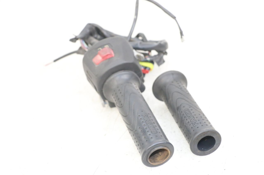 photo de PRZEŁĄCZNIK PRAWY PIAGGIO X10 125 (2012 - 2017) - Punkty mocowania