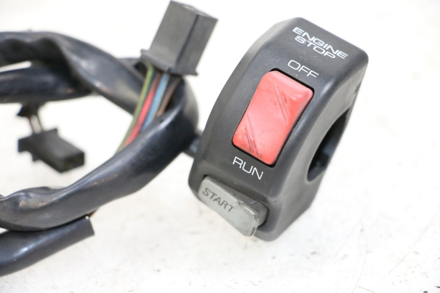 photo de PRZEŁĄCZNIK PRAWY YAMAHA XJ600 XJ DIVERSION 600 (1992 - 1997) - Zbliżenie techniczne