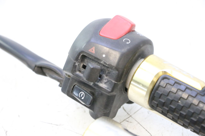 photo de PRAWA PRZEŁĄCZNIK YAMAHA XP T-MAX ABS 500 (2005 - 2005) - Zoom stanu zużycia