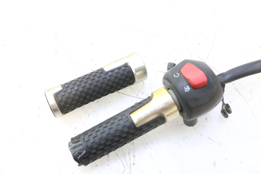 photo de PRAWA PRZEŁĄCZNIK YAMAHA XP T-MAX ABS 500 (2005 - 2005) - Zbliżenie techniczne