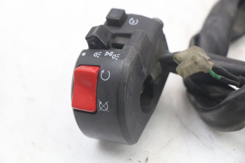 photo de PRZEŁĄCZNIK PRAWY YAMAHA FJR ABS 1300 (2006 - 2012) - Zbliżenie techniczne