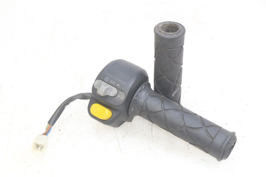 photo de PRZEŁĄCZNIK PRAWY YAMAHA YP MAJESTY 125 (1998 - 2001) - Widok główny