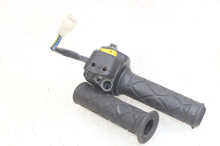 photo de PRZEŁĄCZNIK PRAWY YAMAHA YP MAJESTY 125 (1998 - 2001) - Szczegół części