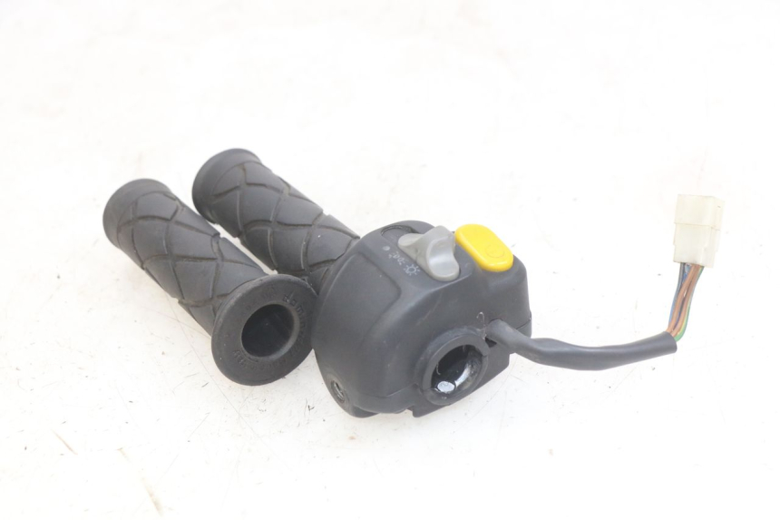 photo de PRZEŁĄCZNIK PRAWY YAMAHA YP MAJESTY 125 (1998 - 2001) - Zoom stanu zużycia