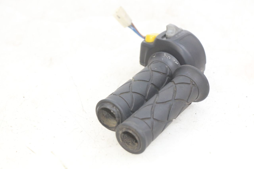 photo de PRZEŁĄCZNIK PRAWY YAMAHA YP MAJESTY 125 (1998 - 2001) - Zbliżenie techniczne