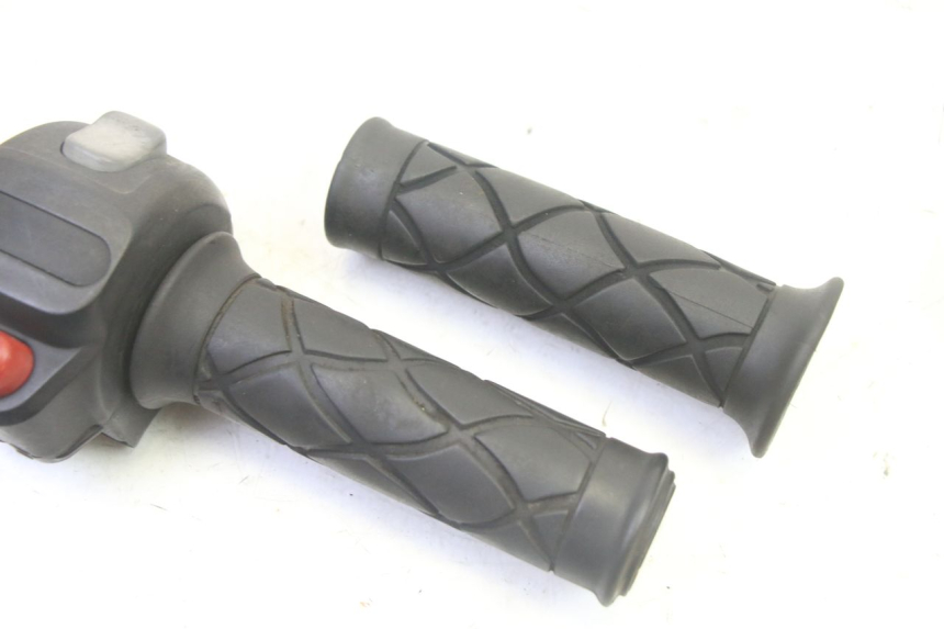 photo de PRZEŁĄCZNIK PRAWY YAMAHA YP MAJESTY 125 (2007 - 2010) - Zoom stanu zużycia