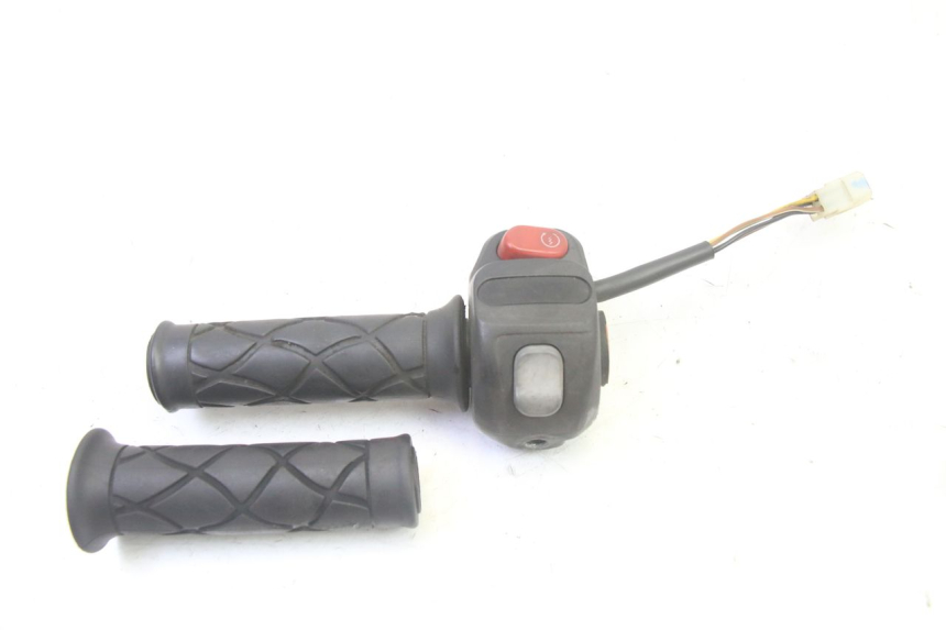 photo de PRZEŁĄCZNIK PRAWY YAMAHA YP MAJESTY 125 (2007 - 2010) - Inny kąt widzenia