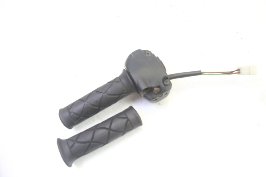 photo de PRZEŁĄCZNIK PRAWY YAMAHA YP MAJESTY 125 (2007 - 2010) - Zbliżenie techniczne