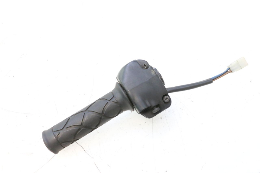 photo de PRZEŁĄCZNIK PRAWY YAMAHA YP MAJESTY 125 (1998 - 2001) - Inny kąt widzenia