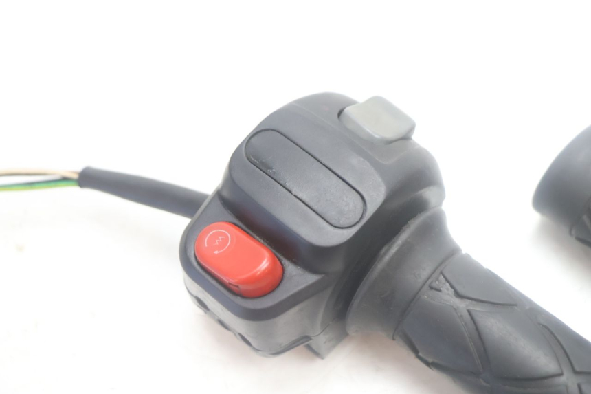photo de PRZEŁĄCZNIK PRAWY YAMAHA YP MAJESTY 125 (2007 - 2010) - Zoom stanu zużycia