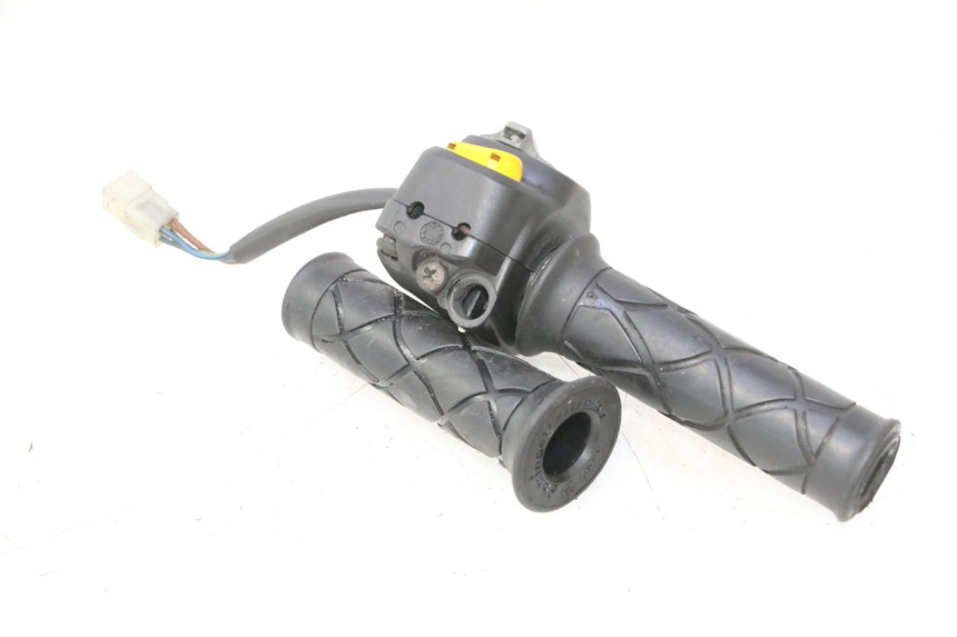photo de PRZEŁĄCZNIK PRAWY YAMAHA YP MAJESTY 125 (1998 - 2001) - Zoom stanu zużycia