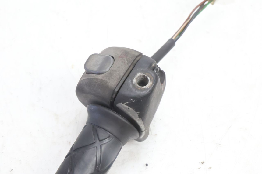 photo de PRZEŁĄCZNIK PRAWY YAMAHA YP MAJESTY 125 (2007 - 2010) - Zoom stanu zużycia