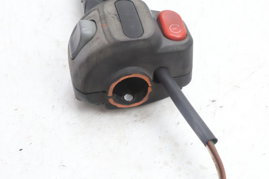 photo de PRZEŁĄCZNIK PRAWY YAMAHA YP MAJESTY 125 (2007 - 2010) - Inny kąt widzenia