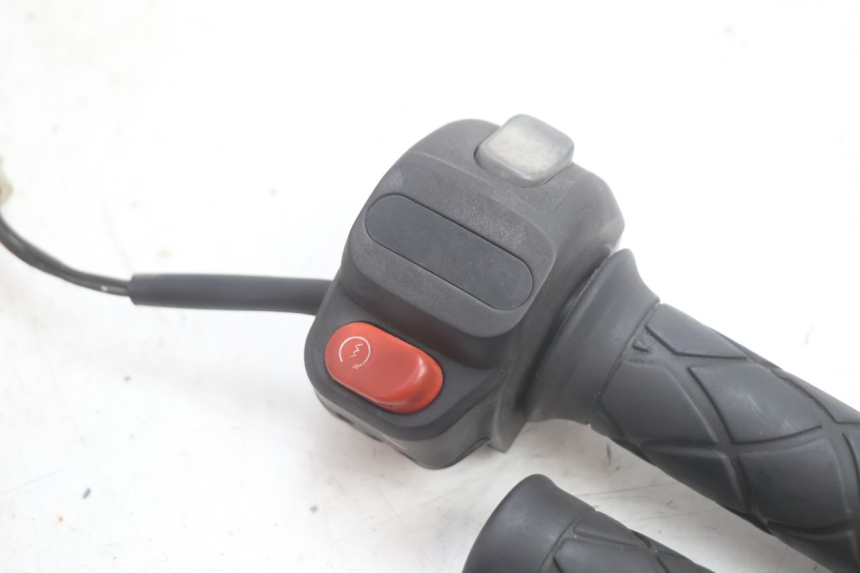 photo de PRZEŁĄCZNIK PRAWY YAMAHA YP MAJESTY 125 (2002 - 2006) - Szczegół części