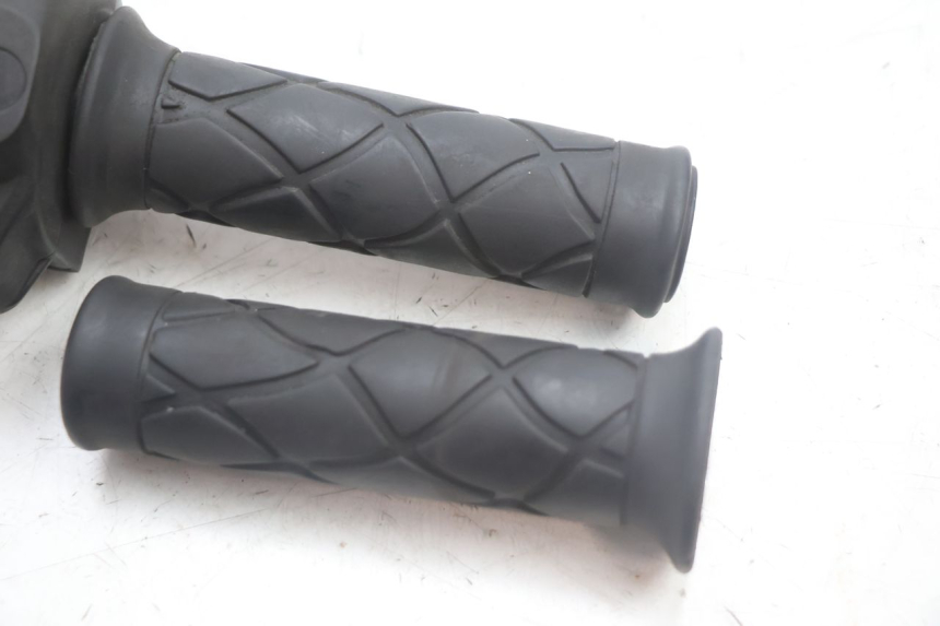 photo de PRZEŁĄCZNIK PRAWY YAMAHA YP MAJESTY 125 (2002 - 2006) - Zoom stanu zużycia