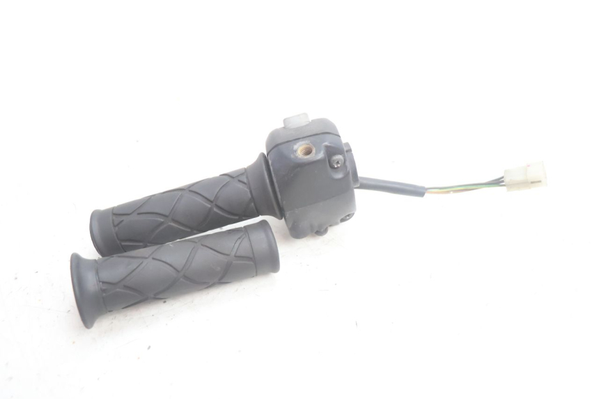 photo de PRZEŁĄCZNIK PRAWY YAMAHA YP MAJESTY 125 (2002 - 2006) - Zbliżenie techniczne