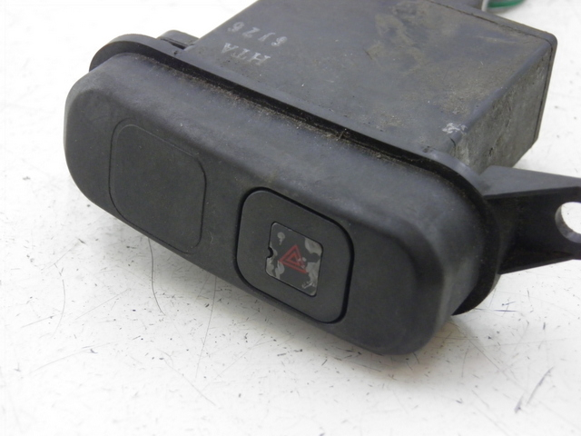 photo de PRZEŁĄCZNIK ŚWIATEŁ AWARYJNYCH SYM GTS 125 (2005 - 2008) - Zbliżenie techniczne
