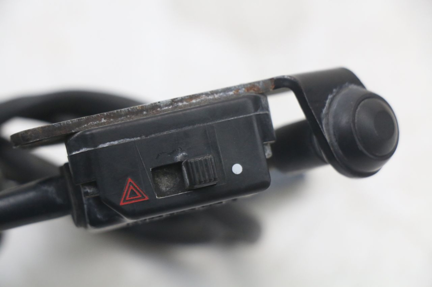 photo de PRZEŁĄCZNIK ŚWIATEŁ AWARYJNYCH YAMAHA FJR ABS 1300 (2006 - 2012) - Inny kąt widzenia