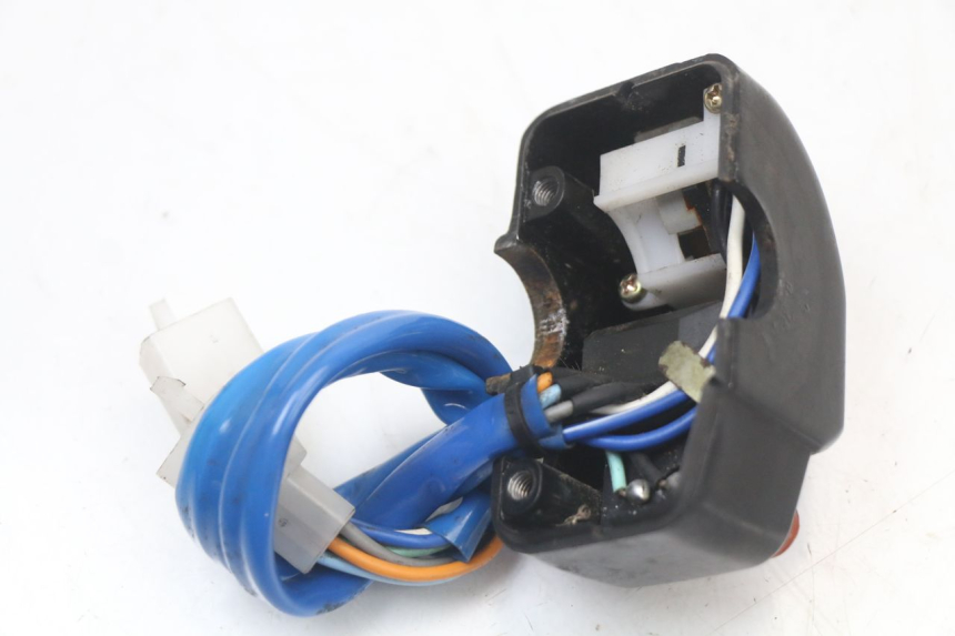 photo de PRZEŁĄCZNIK LEWY KYMCO AGILITY PREMIUM 50 (2007 - 2010) - Zbliżenie techniczne