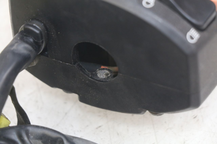 photo de PRZEŁĄCZNIK LEWY SUZUKI BURGMAN 650 (2002 - 2004) - Szczegół części