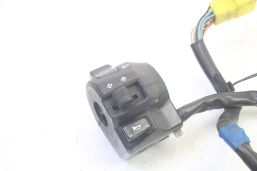 photo de PRZEŁĄCZNIK LEWY SUZUKI BURGMAN 125 (2007 - 2014) - Szczegół części