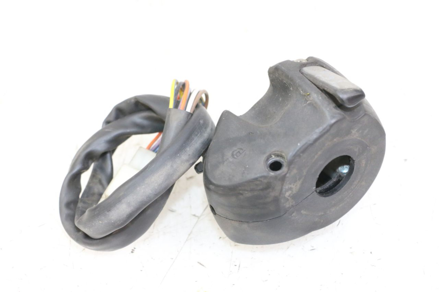 photo de PRZEŁĄCZNIK LEWY PEUGEOT CITYSTAR 50 (2013 - 2017) - Zbliżenie techniczne