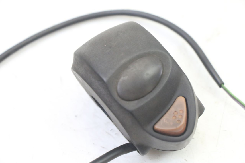 photo de PRZEŁĄCZNIK LEWY PEUGEOT ELYSTAR 50 (2002 - 2014) - Szczegół części