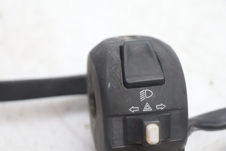 photo de PRZEŁĄCZNIK LEWY JM MOTORS EVOLIS 4T 50 (2018 - 2022) - Zoom stanu zużycia