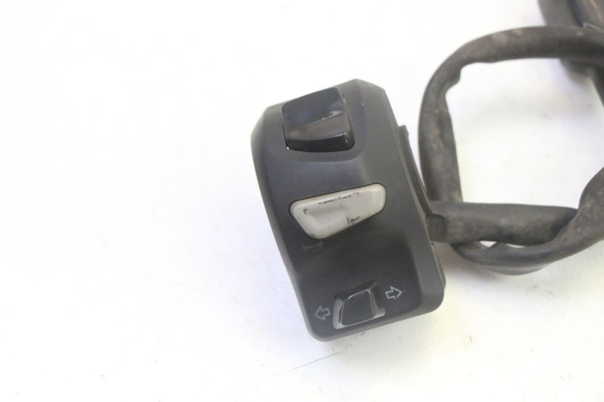 photo de PRZEŁĄCZNIK LEWY PEUGEOT KISBEE 4T 50 (2018 - 2022) - Szczegół części