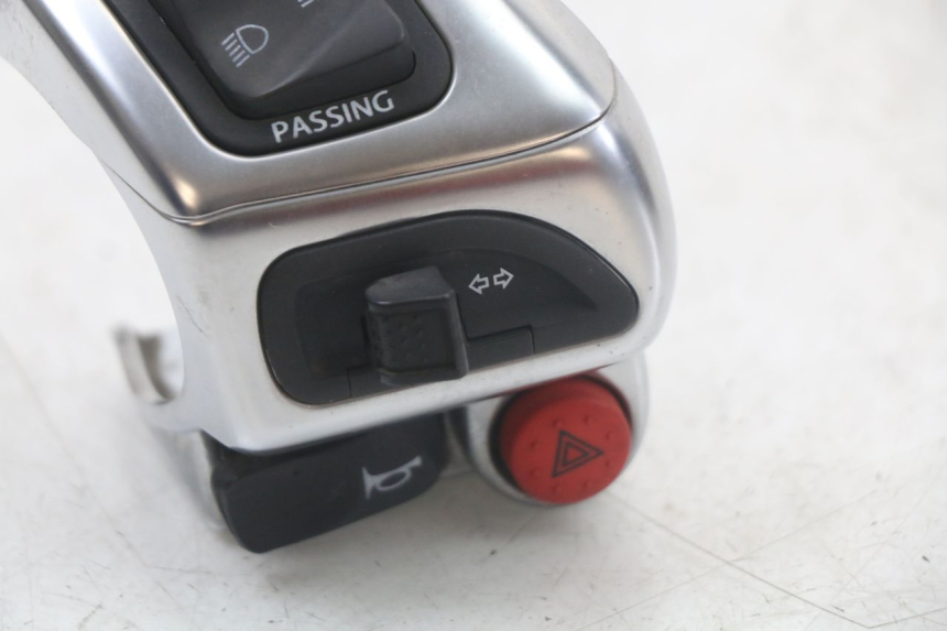 photo de PRZEŁĄCZNIK LEWY PIAGGIO MP3 HPE 350 (2018 - 2020) - Inny kąt widzenia