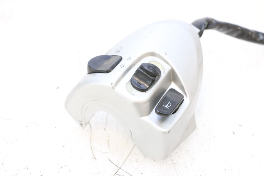 photo de PRZEŁĄCZNIK LEWY YAMAHA NEOS NEO'S 4T 50 (2008 - 2016) - Zoom stanu zużycia