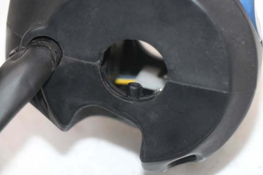 photo de PRZEŁĄCZNIK LEWY PEUGEOT ELYSTAR 50 (2002 - 2014) - Stan powierzchni