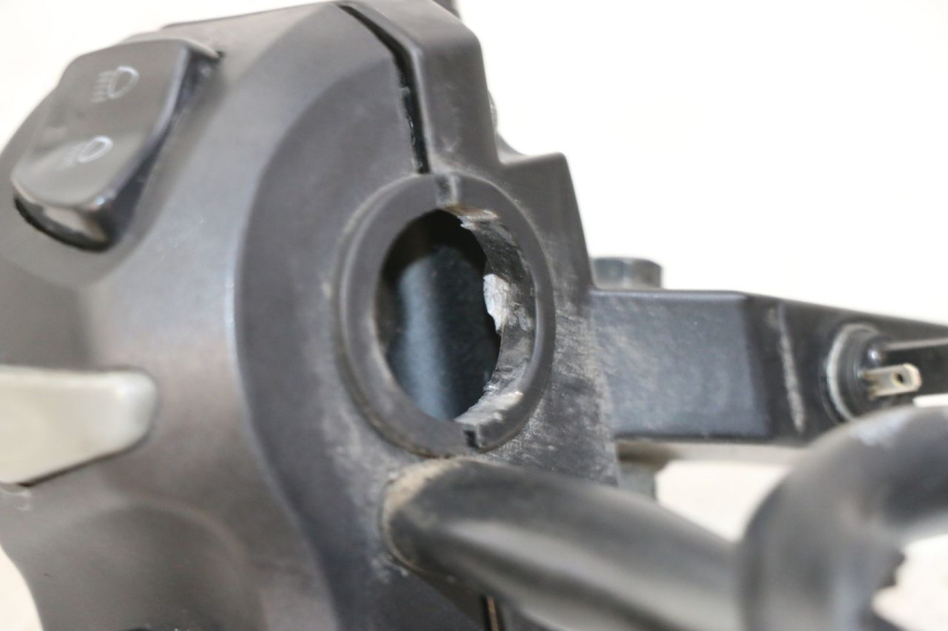 photo de PRZEŁĄCZNIK LEWY PEUGEOT KISBEE 4T 50 (2018 - 2022) - Szczegół części