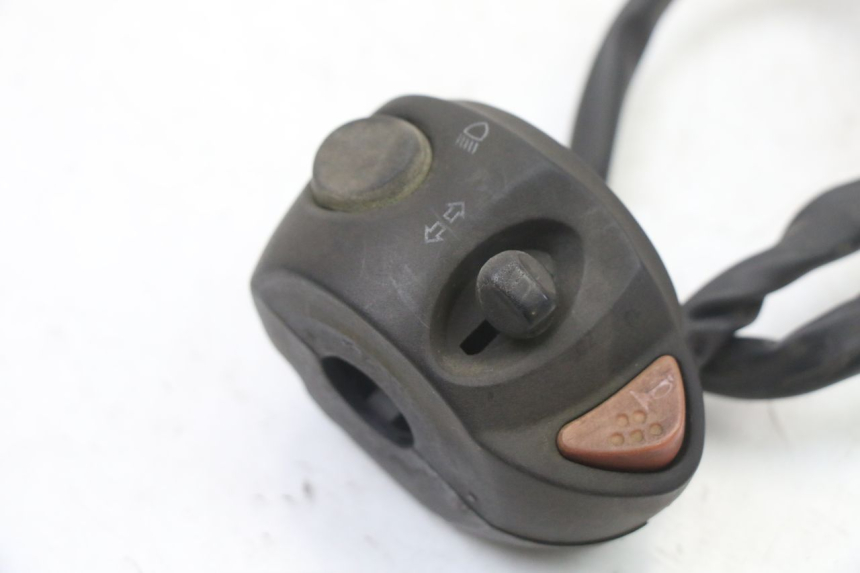 photo de PRZEŁĄCZNIK LEWY PEUGEOT SATELIS 125 (2013 - 2018) - Szczegół części