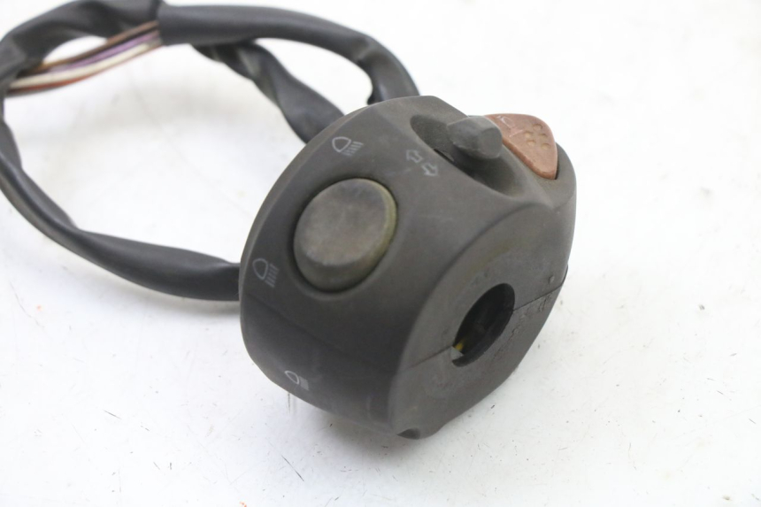 photo de PRZEŁĄCZNIK LEWY PEUGEOT SATELIS 125 (2013 - 2018) - Inny kąt widzenia