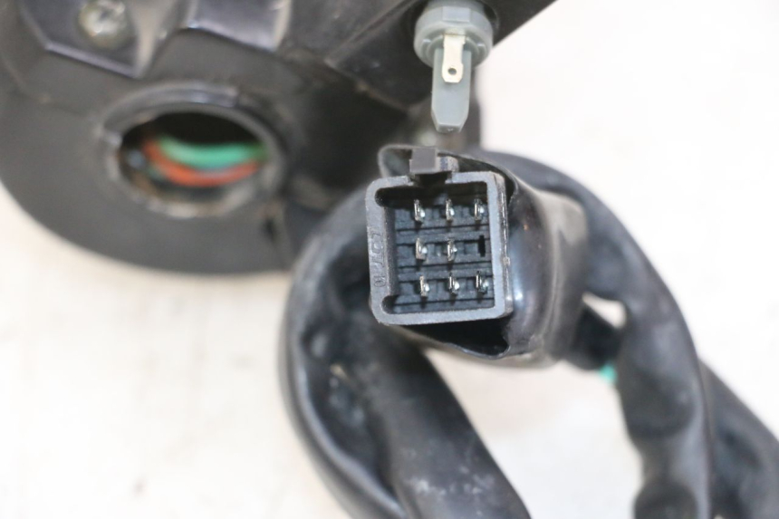 photo de PRZEŁĄCZNIK LEWY PEUGEOT VIVACITY 125 (2010 - 2017) - Zoom stanu zużycia