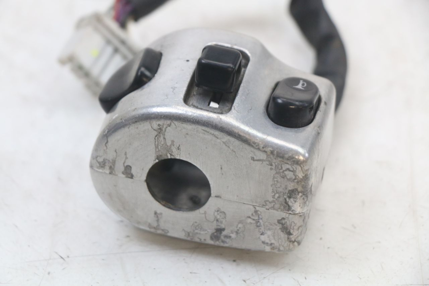 photo de PRZEŁĄCZNIK LEWY PIAGGIO BEVERLY 125 (1998 - 2005) - Zbliżenie techniczne