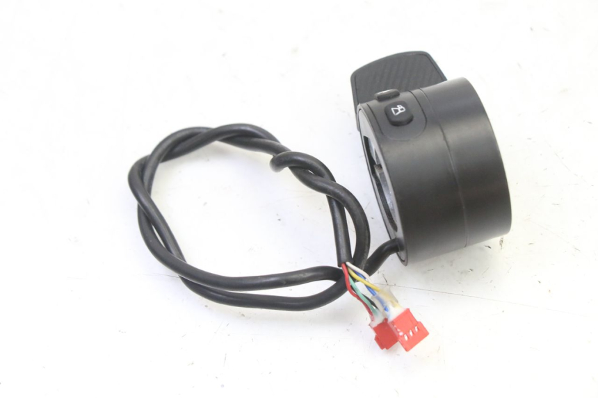 photo de PRZEŁĄCZNIK LEWY PUNK ELECTRIC RIDER 1 - Zbliżenie techniczne