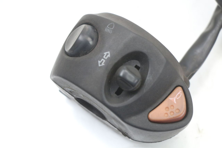 photo de PRZEŁĄCZNIK LEWY PEUGEOT SATELIS 125 (2010 - 2012) - Szczegół części