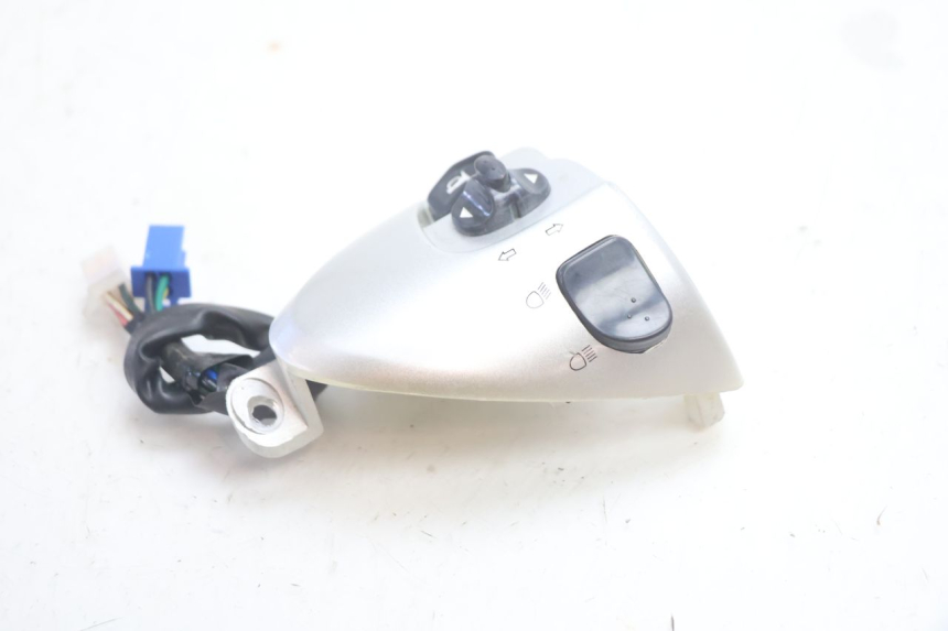 photo de LEWY PRZEŁĄCZNIK FYM SCOOTERONE 125 (2006 - 2008) - Inny kąt widzenia
