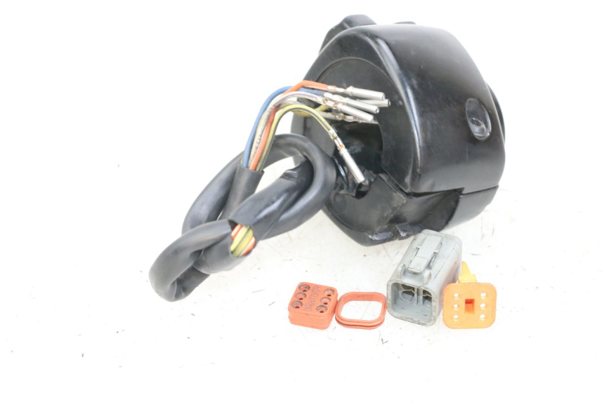 photo de PRZEŁĄCZNIK LEWY HARLEY DAVIDSON SPORTSTER XL CUSTOM 1200 (2003 - 2004) - Zbliżenie techniczne