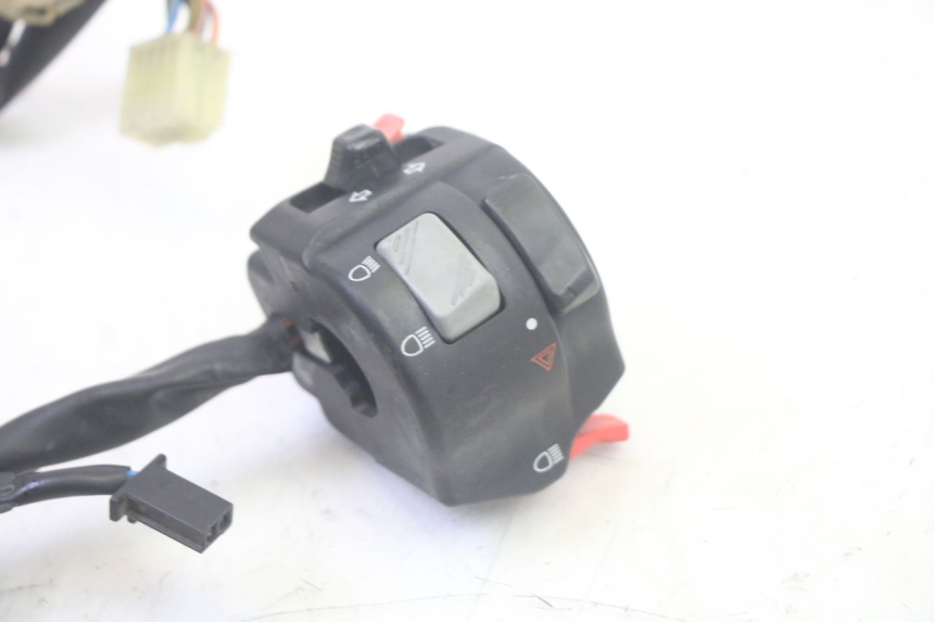 photo de PRZEŁĄCZNIK LEWY YAMAHA TDM ABS 900 (2002 - 2014) - Zbliżenie techniczne