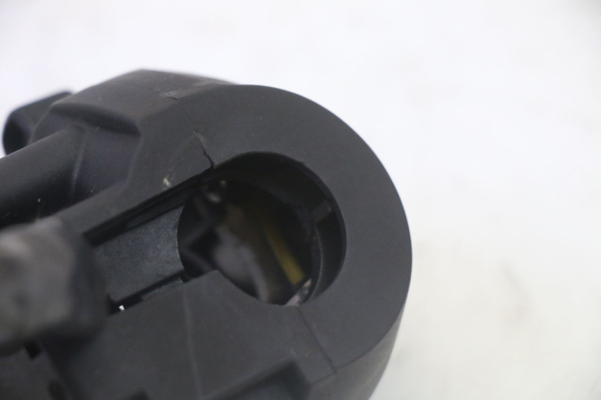 photo de PRZEŁĄCZNIK LEWY YAMAHA X-MAX XMAX 125 (2010 - 2013) - Zbliżenie techniczne