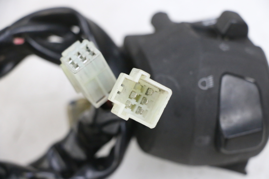 photo de PRZEŁĄCZNIK LEWY YAMAHA X-MAX XMAX 125 (2010 - 2013) - Inny kąt widzenia